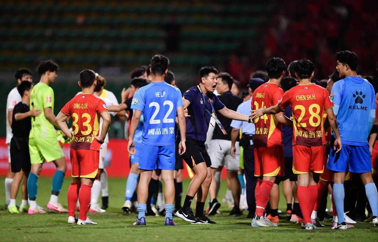 广西外援阿萨莫阿遭冲撞致颈椎骨折，恐高位截瘫引关注
