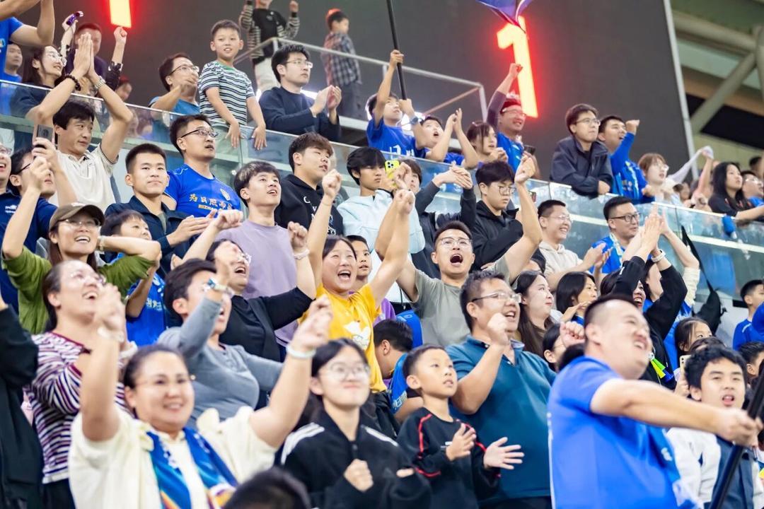 日照足球之夜：当足球小白邂逅齐鲁超赛的热血与温情