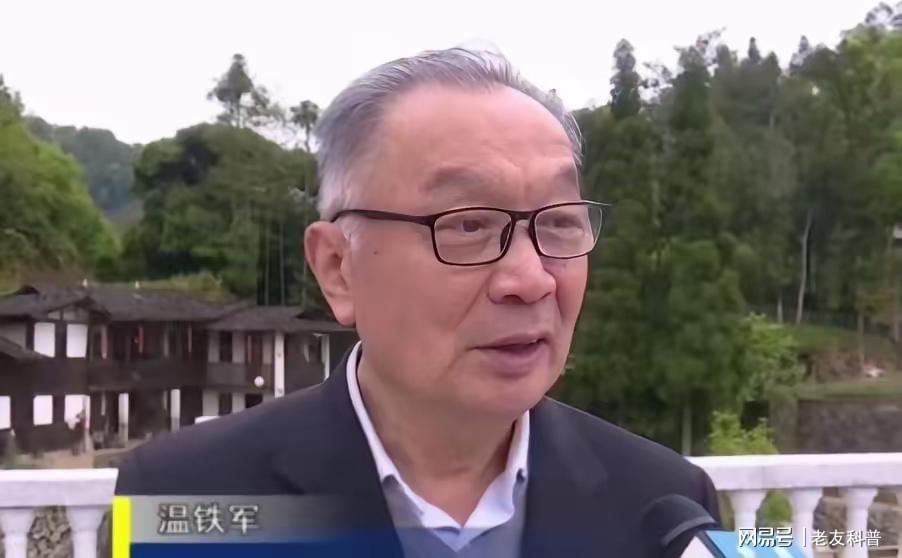 库尔勒小学生捡国旗引新华社点赞：爱国精神从小培养