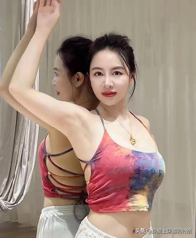 五十岁丹姐瑜伽照惊艳曝光，颜值逆天似少女