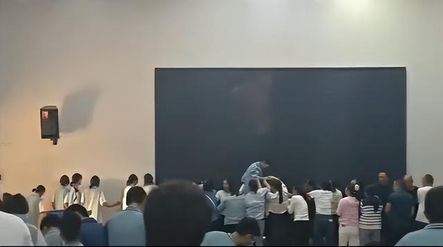 中牟县学校‘愧疚教育’引争议：家长跪地学生蒙眼踩背，教育局介入调查