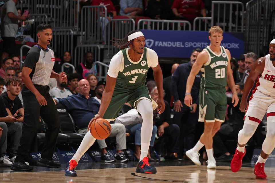 NBA季前赛：字母哥缺阵雄鹿胜热火，特纳首秀鲍威尔18分