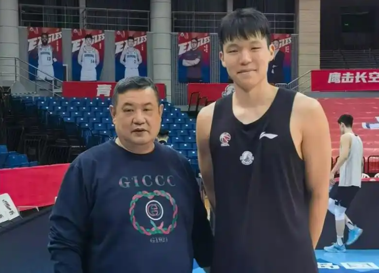 杨瀚森悼念恩师徐长锁：悲痛中铭记教诲，篮球传奇永存