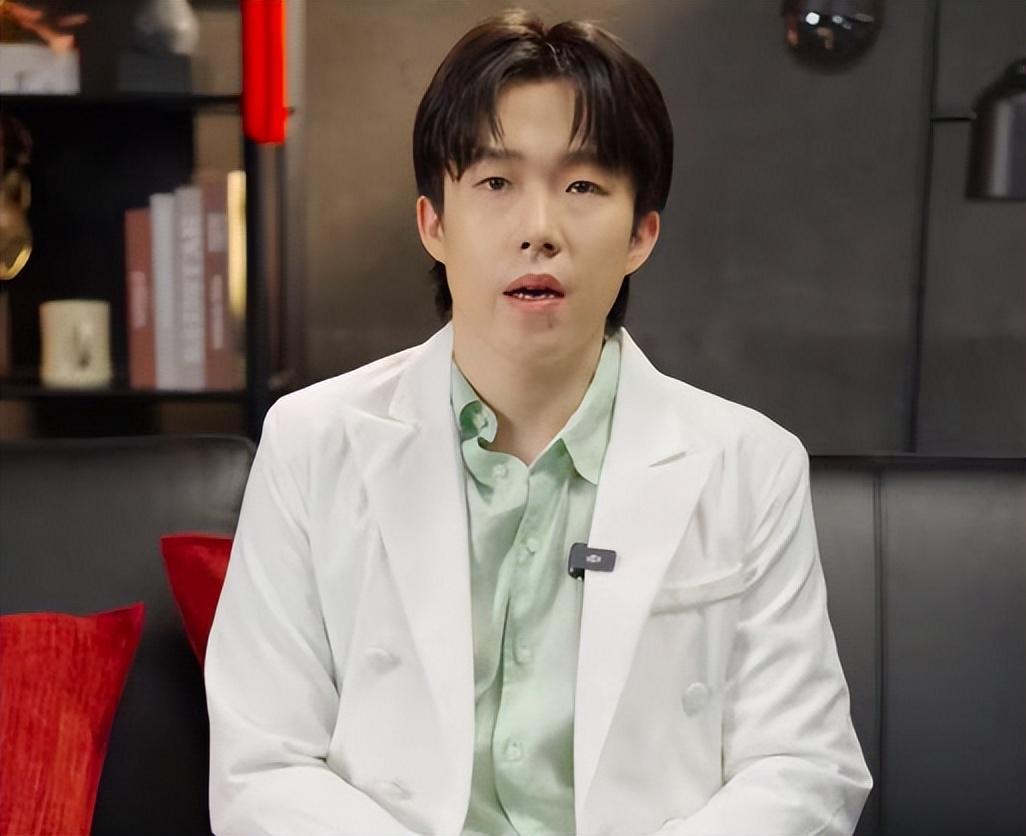 王楚钦中秋祝福视频引热议 衬衫扣错成焦点，积分破万创历史