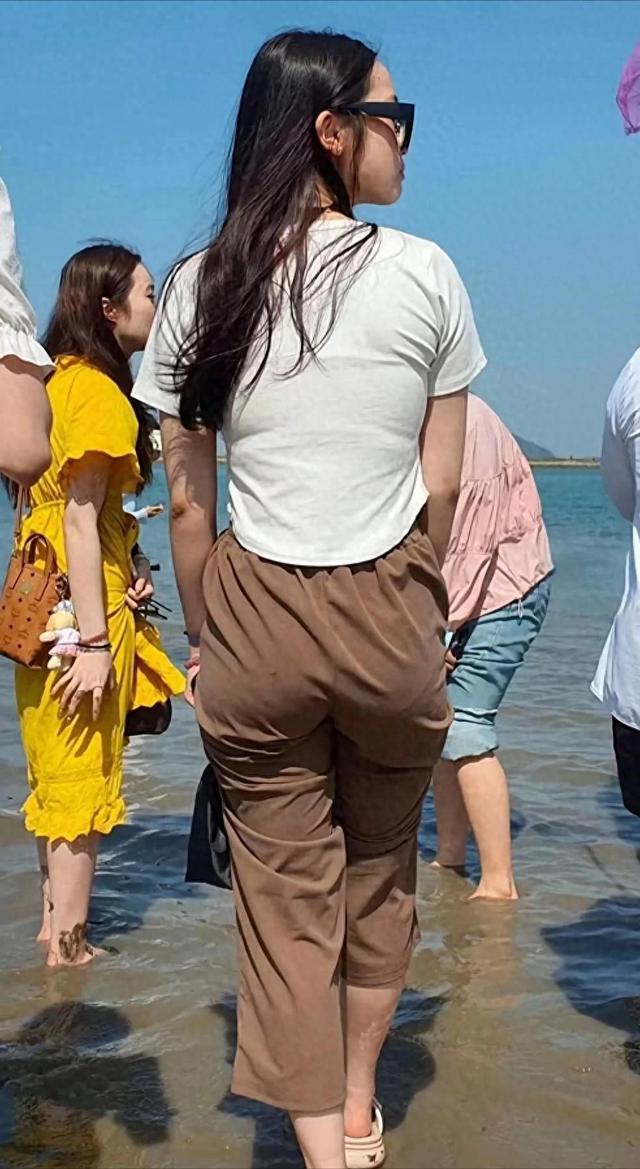 欧阳娜娜海边漫步美照曝光，优雅身姿引网友热议