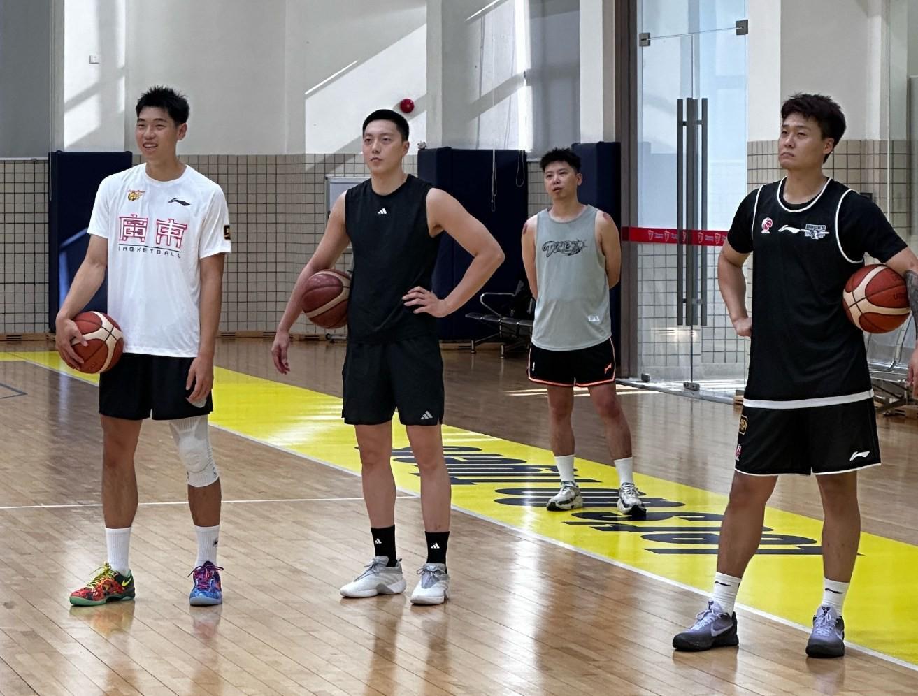赵睿现身广东男篮训练基地，竟穿首钢训练背心引关注