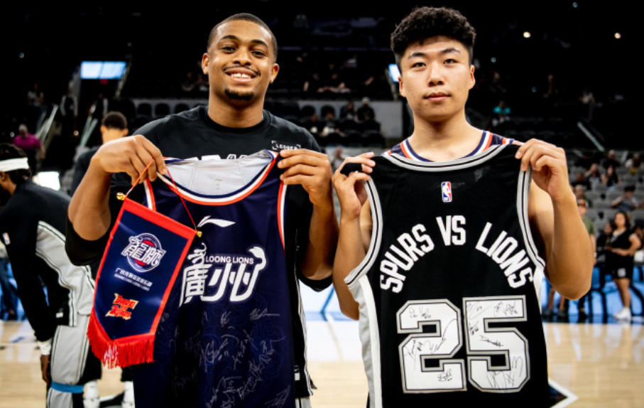 陈国豪NBA季前赛首秀惊艳！4人围堵下完成补篮得分上双