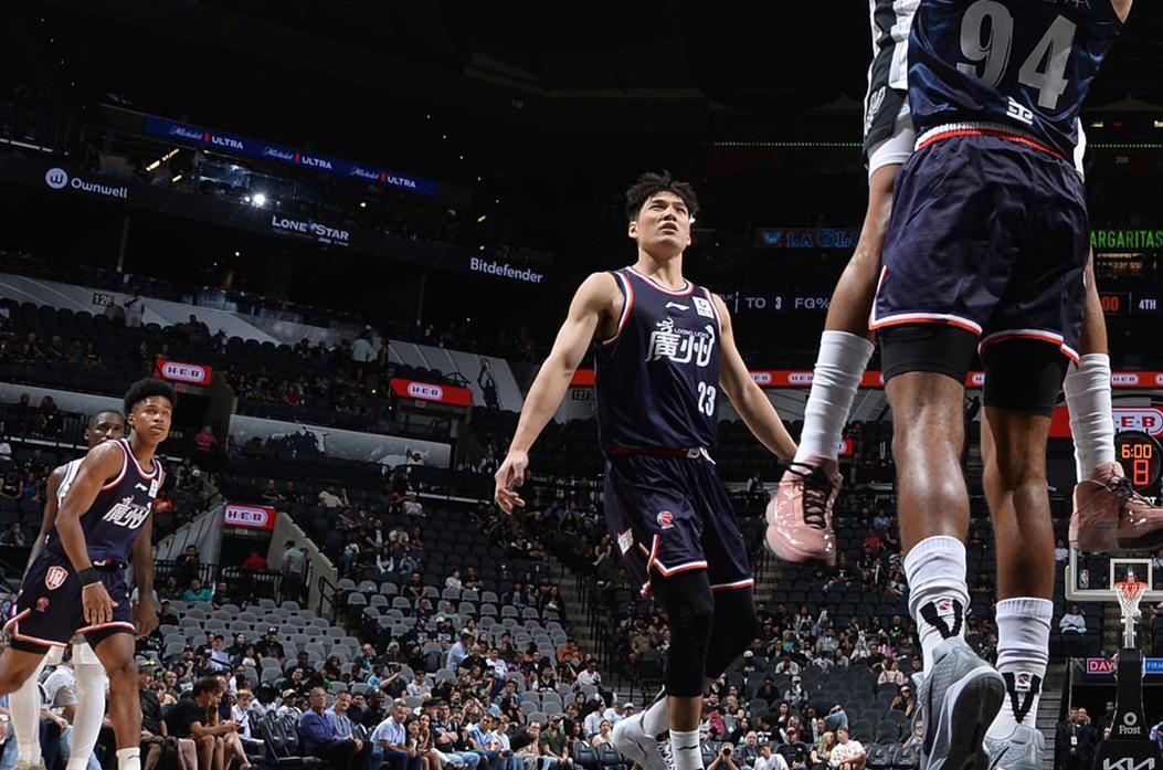 NBA季前赛首秀14+3！陈国豪闪耀赛场，内线外线双突破对抗文班