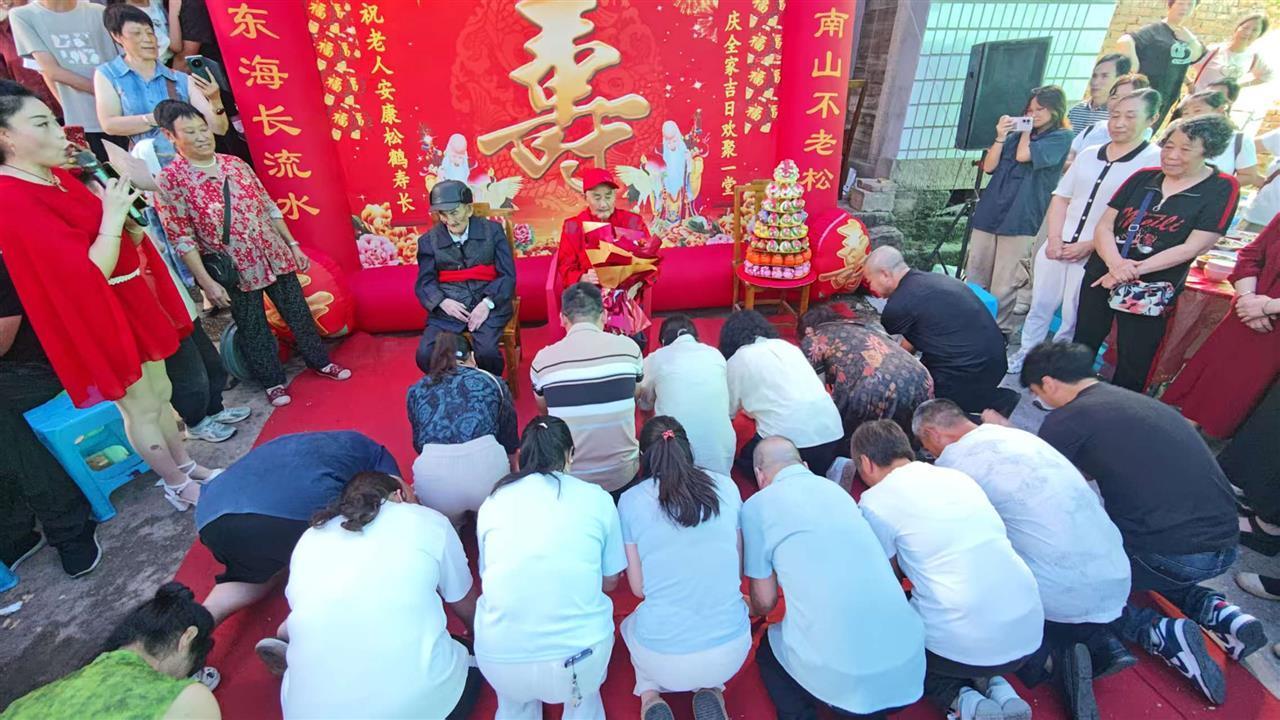 重庆103岁哥哥赴100岁弟弟百岁宴，长寿家族引关注