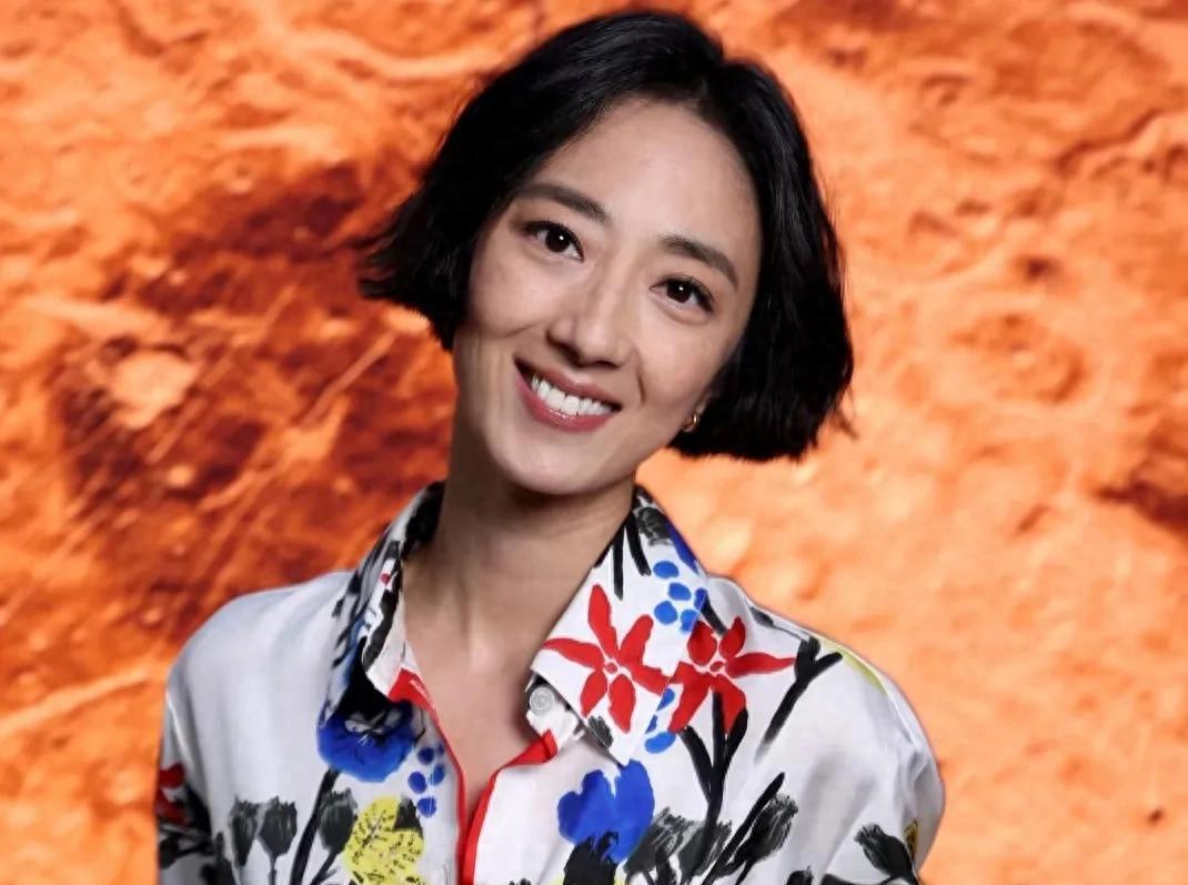 41岁桂纶镁香奈儿大秀生图曝光，面容憔悴似孙耀威引热议
