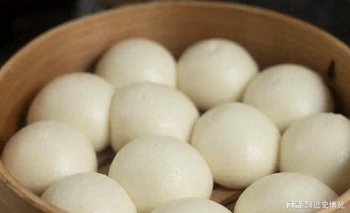 胃病与馒头的关系，医生告诫：若想保护胃部，要减少吃这4种食品