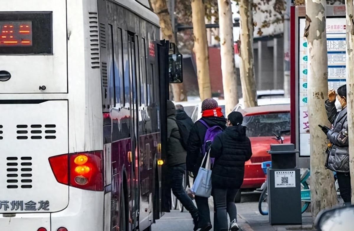 公交行业年亏7亿陷关停潮，昔日金饭碗如何破局求生？