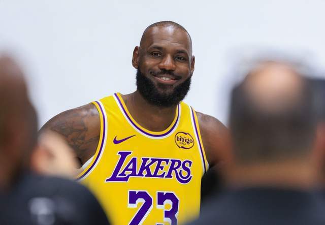 NBA季前赛疯狂一夜：詹姆斯广告引热议，字母哥或交易，杨瀚森首秀