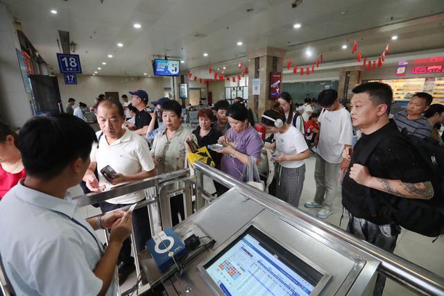 启东至上海高速拥堵严重，今明返程高峰需警惕