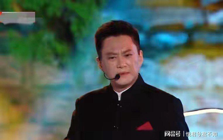 曹颖中秋全家福曝光：王斑逆生长似少年，14岁儿子帅气星范足
