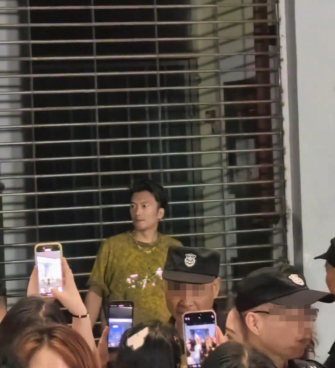 谢霆锋重庆演唱会现高仿模仿者，歌迷追拍安保急喊:非本人