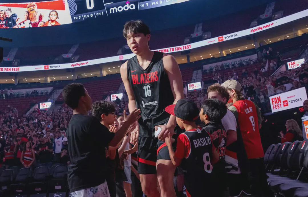 杨瀚森NBA首秀惊艳全场：绝杀+肘击成焦点