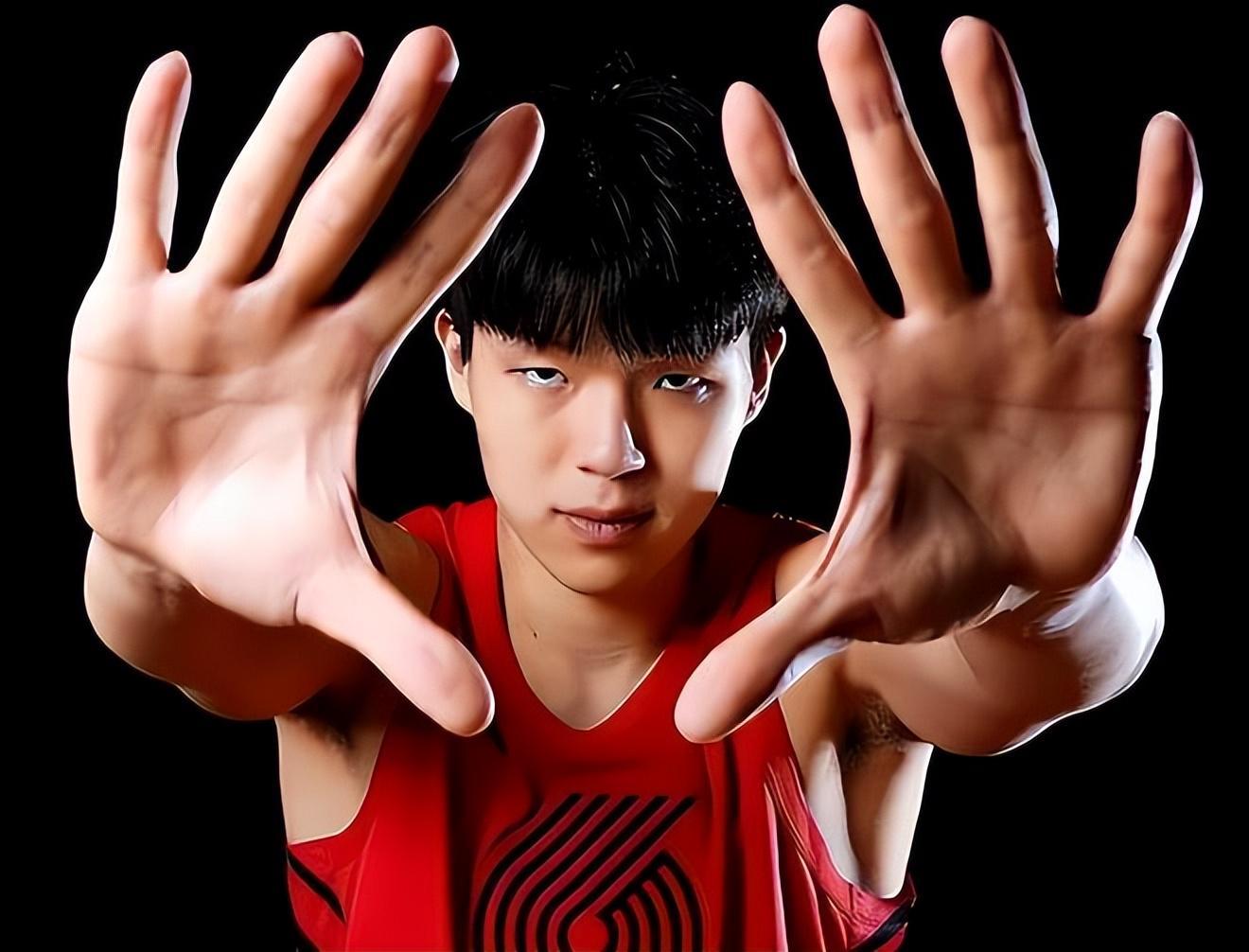 杨瀚森效应引爆NBA！16号球衣成爆款，普通话团队助力，冲击最佳新秀