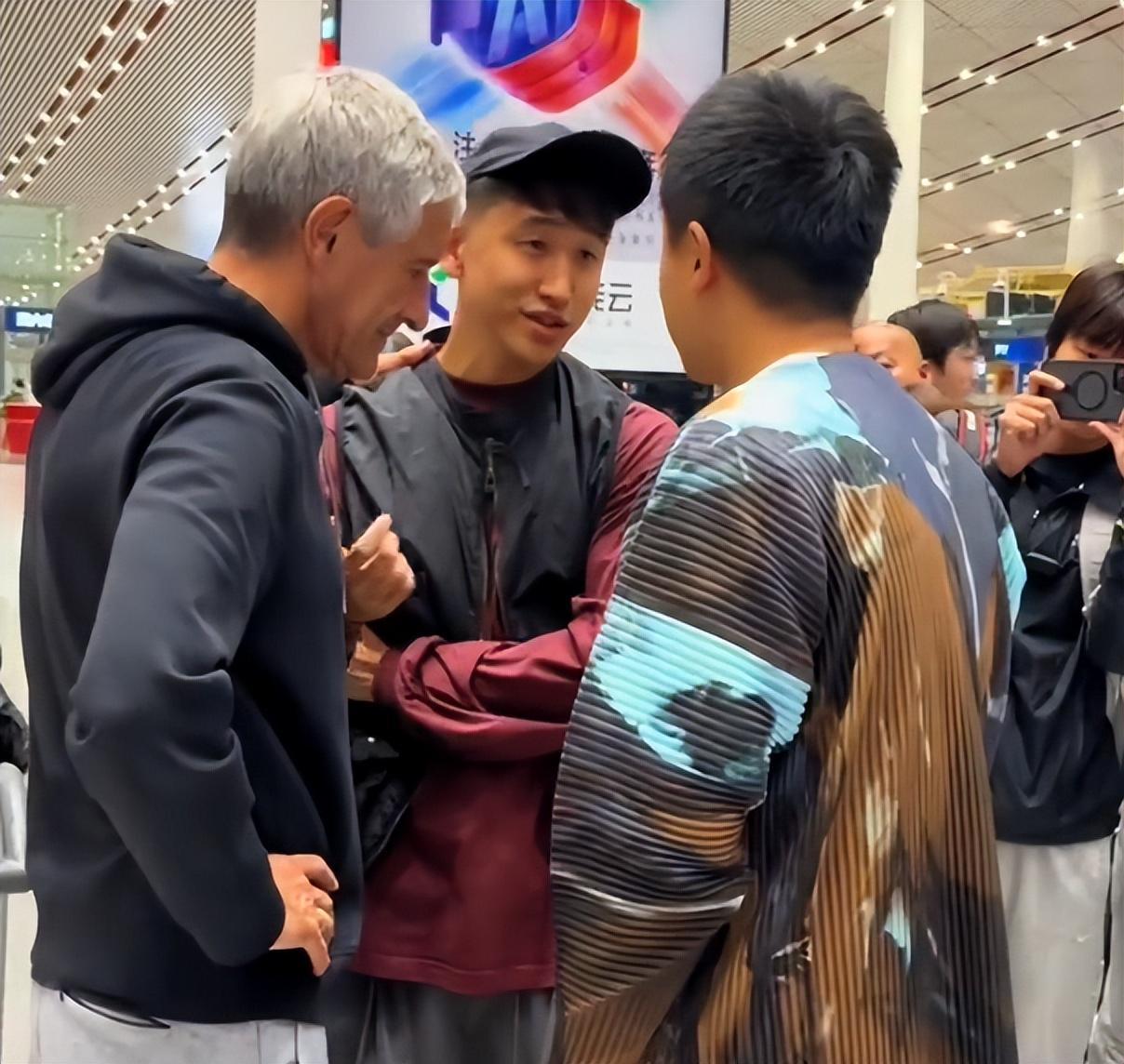 塞蒂恩下课引热议：国安球员集体沉默，仅张源送别显温情