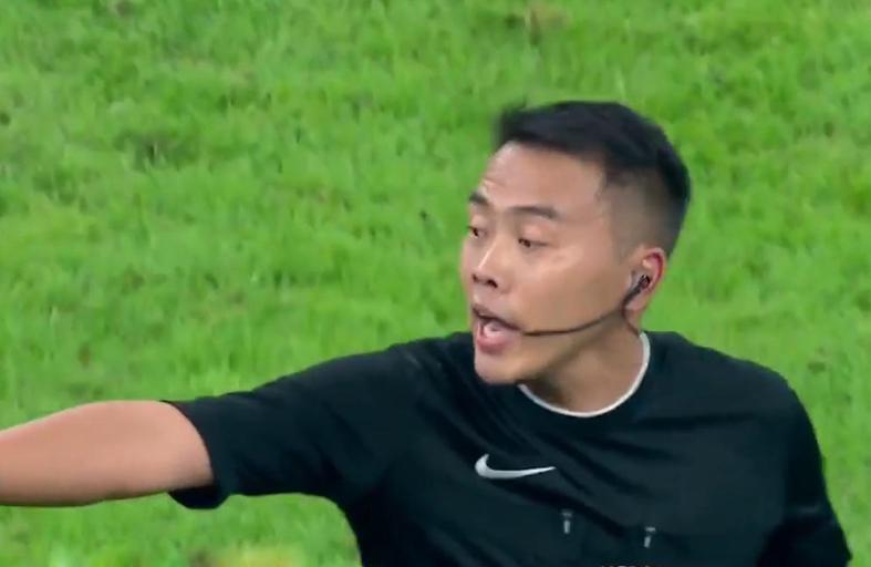大连英博点球争议：裁判漏判引热议，特索涅夫讨薪无果，马马杜无需致歉