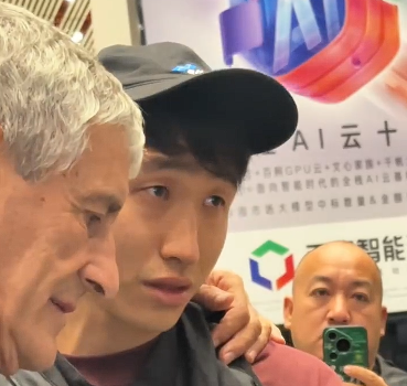 国安张源机场送别塞蒂恩 两人动情落泪引关注