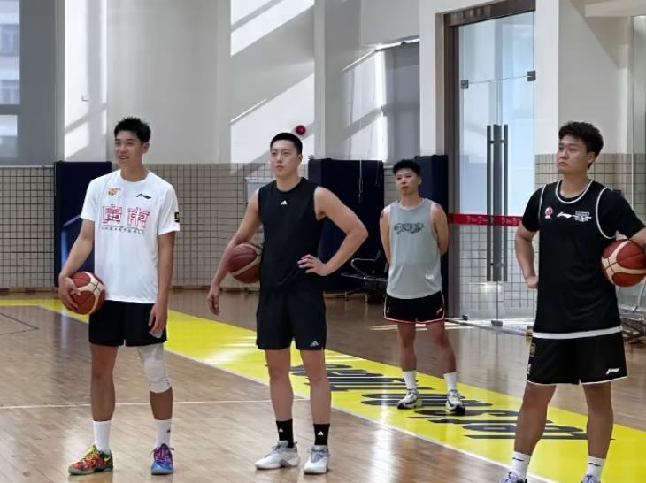 赵睿现身广东训练场，首钢训练服亮相与胡明轩崔永熙同框