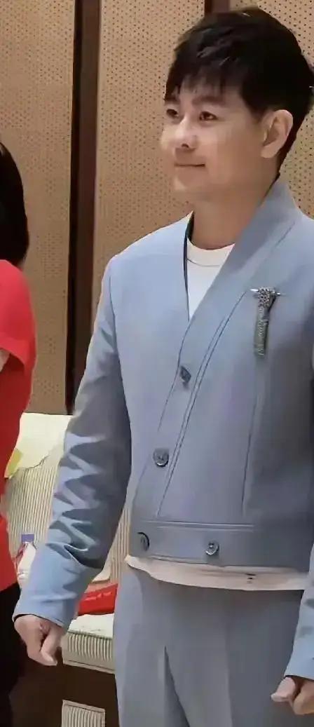 林志颖近照引热议：面容变化显岁月痕迹，网友直呼认不出
