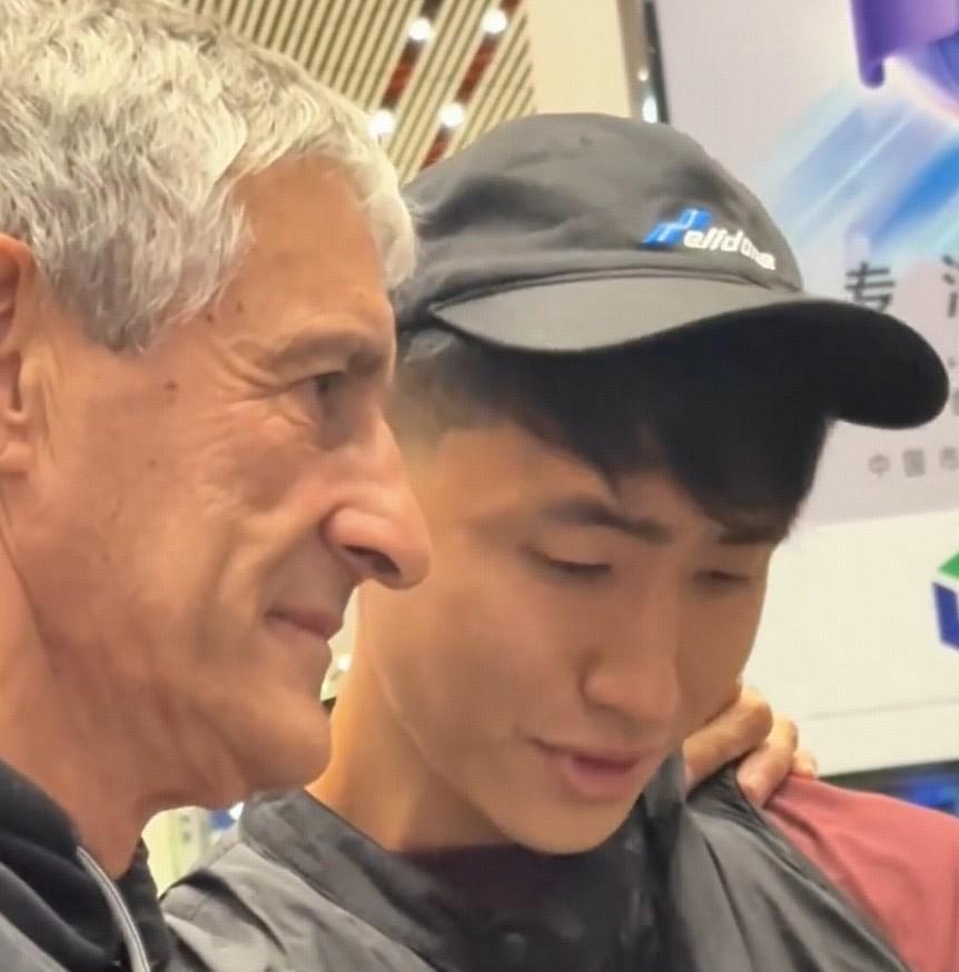 张源牺牲休息时间送别塞蒂恩，球员公寓深夜道别引关注