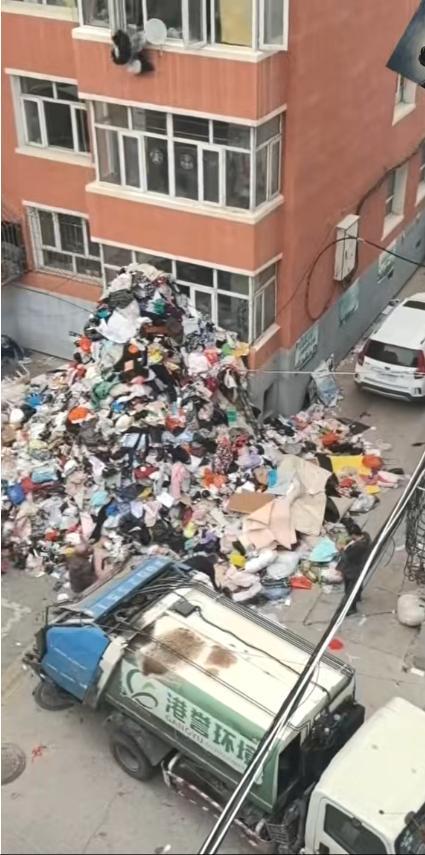七旬老太囤满屋废品进出爬行，女婿雇人清运12车引热议