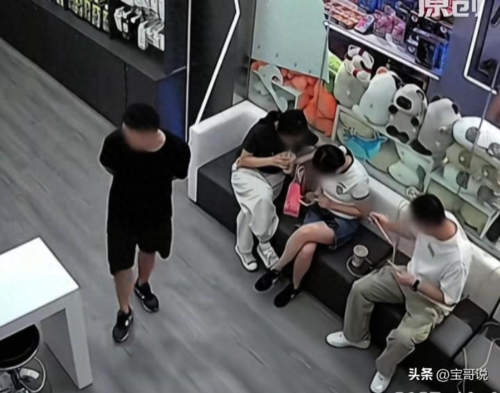 四人结伴充电扯线后续：黑衣男拒不承认，白衣男透原因，账号被扒