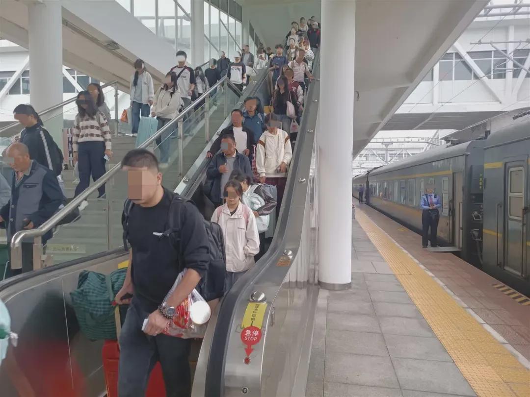 情侣自动扶梯接吻险摔落，工作人员紧急救援避免惨剧