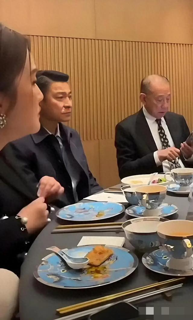 刘德华饭局应酬照曝光，神情无奈引热议