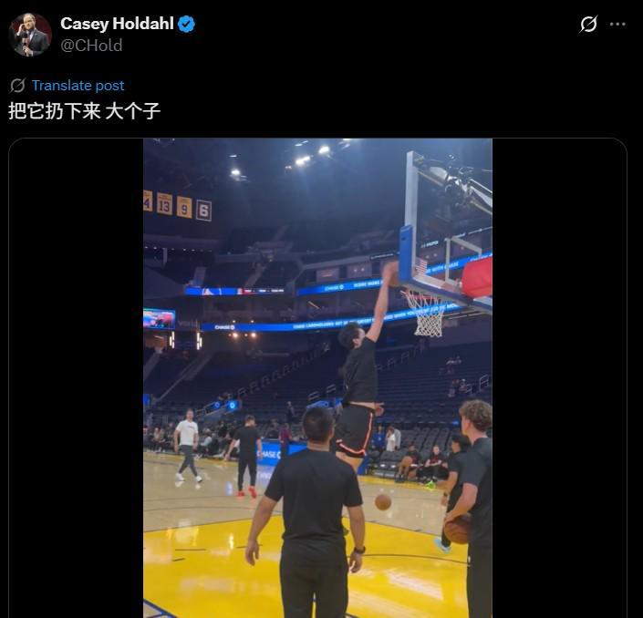 开拓者队记中文配文杨瀚森热身视频：暴扣！大个子引关注