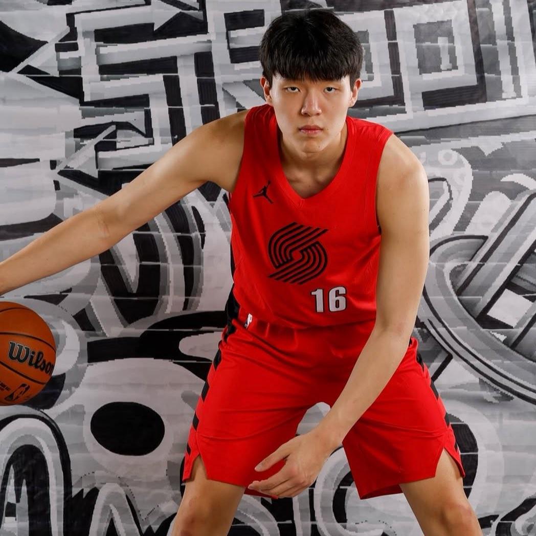 杨瀚森NBA季前赛首秀：10分钟1中0，1板1助2失误，适应期进行中