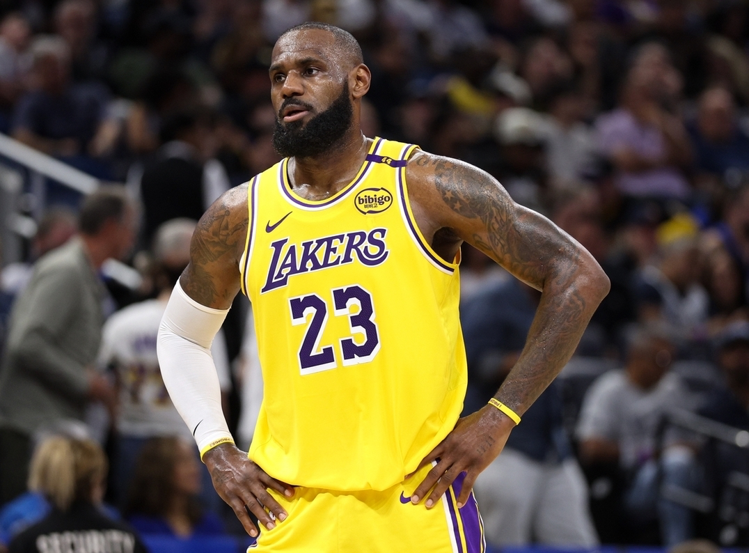 詹姆斯谈NBA独行侠现象：不传球怎么赢？科比意外躺枪