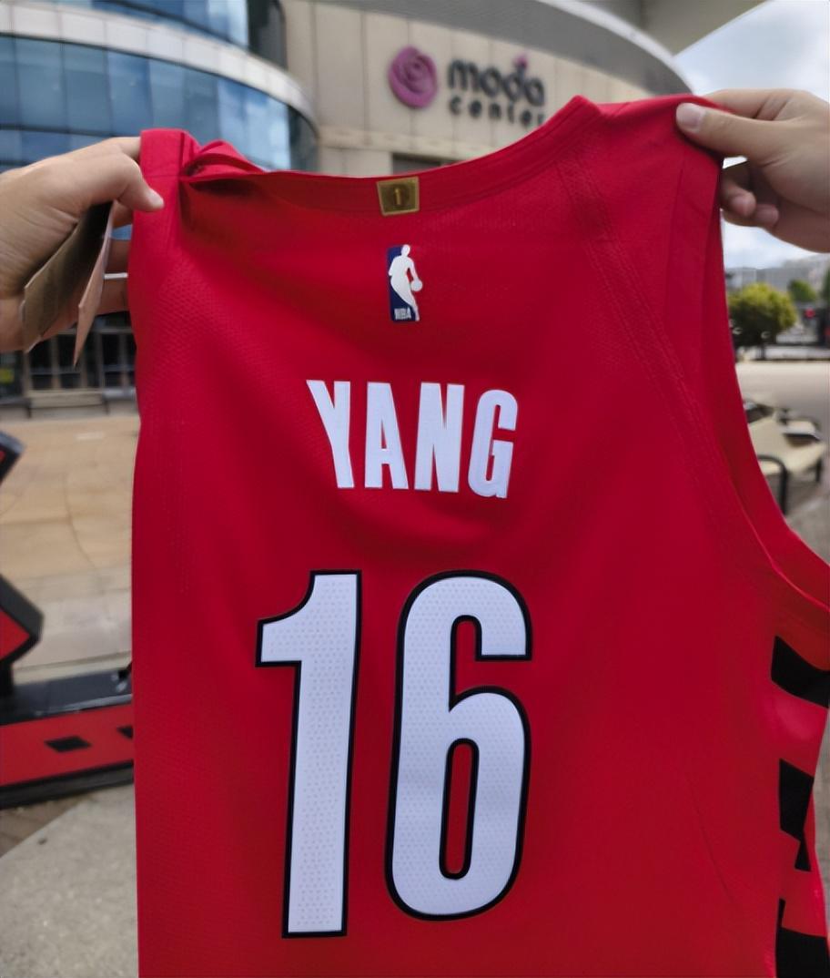 杨瀚森球衣定价1863元引热议，价格竟超詹皇东契奇？