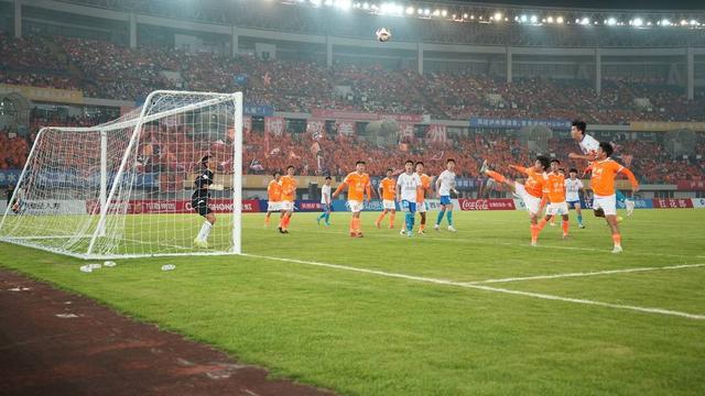 “川超”泸州队主场0:0平自贡队 18岁门将范德顺获封“泸州范德萨”