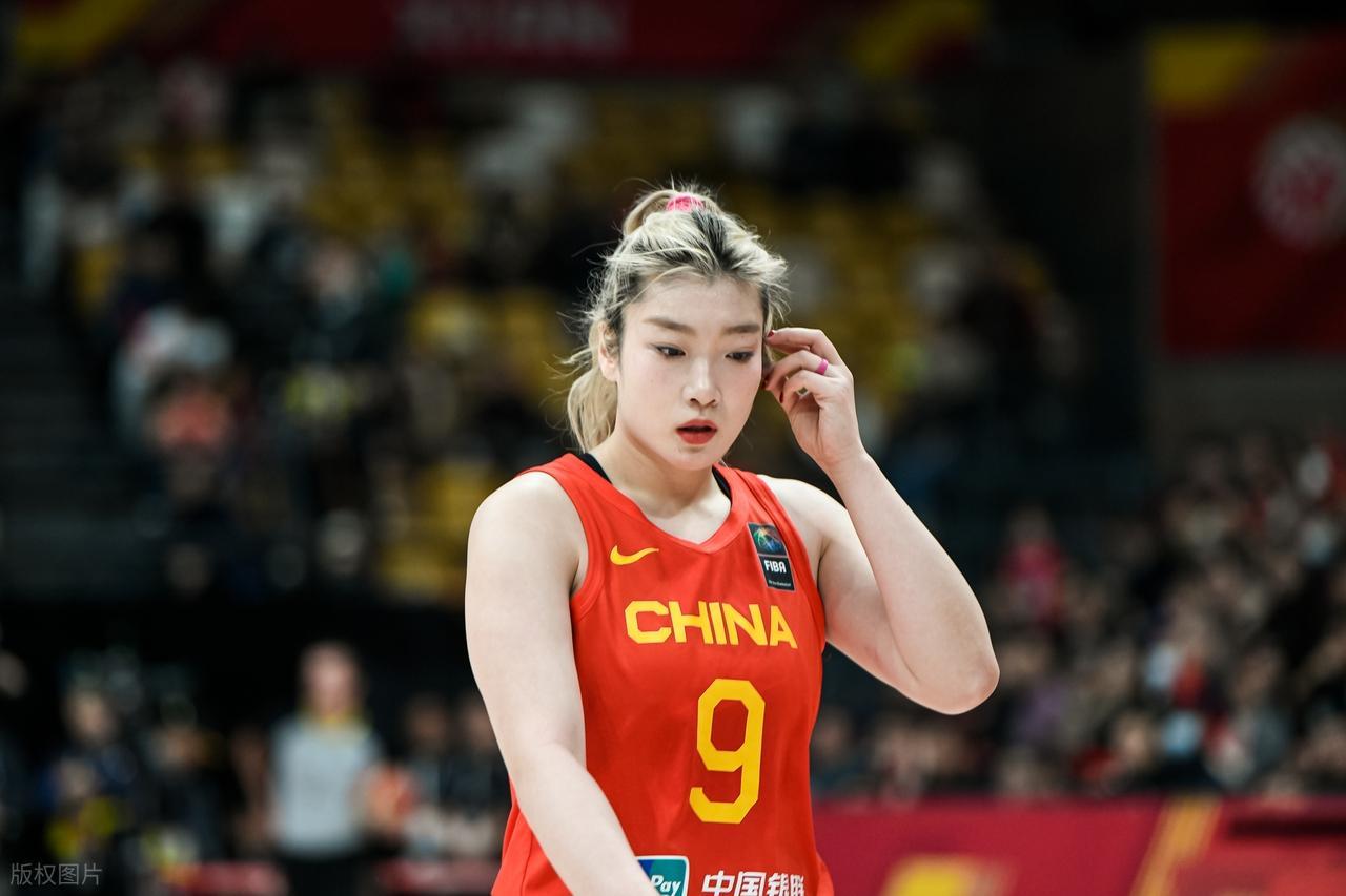 女篮重磅！李梦或效仿韩旭留洋，宫鲁鸣能否再启用她？