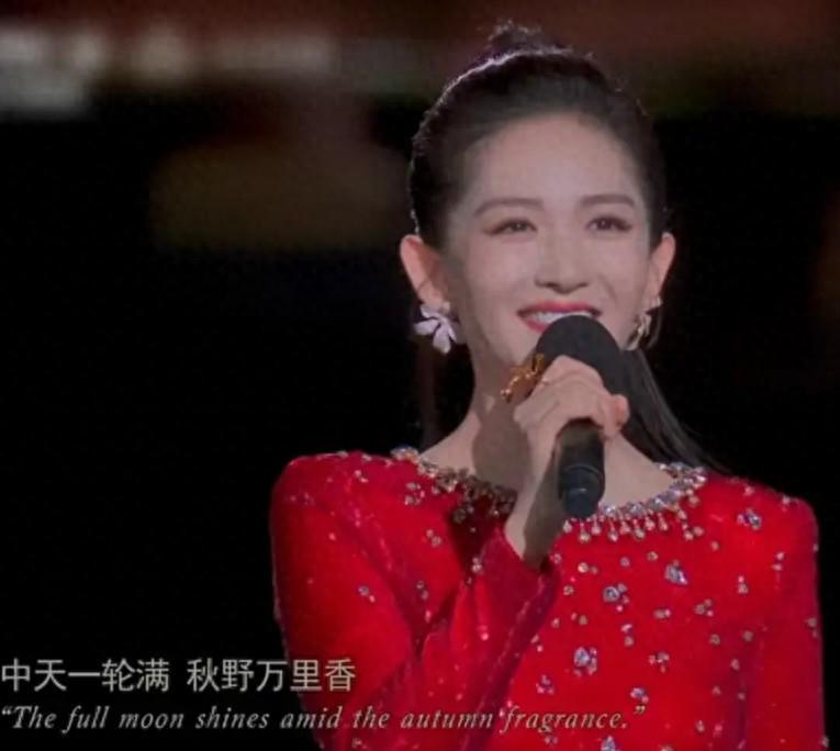 央视中秋晚会谢娜惊艳亮相：44岁证明实力，打破质疑