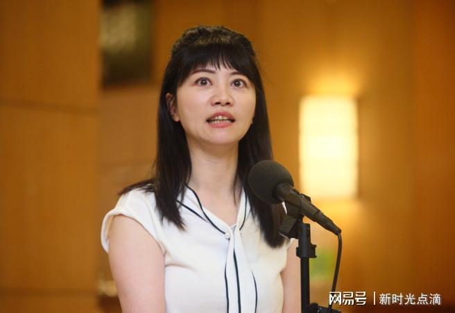 王世坚质询金句成神曲！高嘉瑜自嘲：我真的‘没出息’