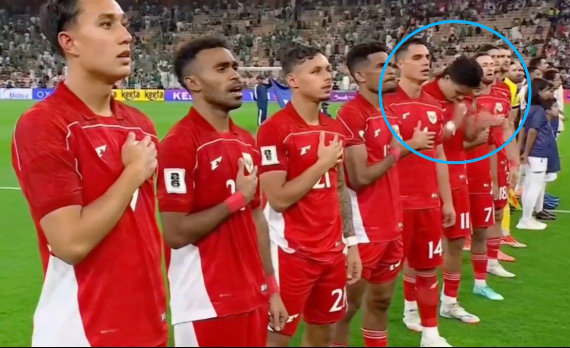 世预赛尴尬瞬间：印尼归化球员国歌未完即拍手，误引队友