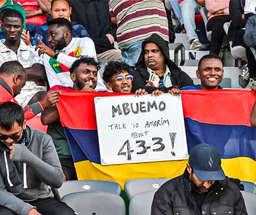 非洲球迷看台标语引热议：姆伯莫，建议阿莫林改用4-3-3阵型