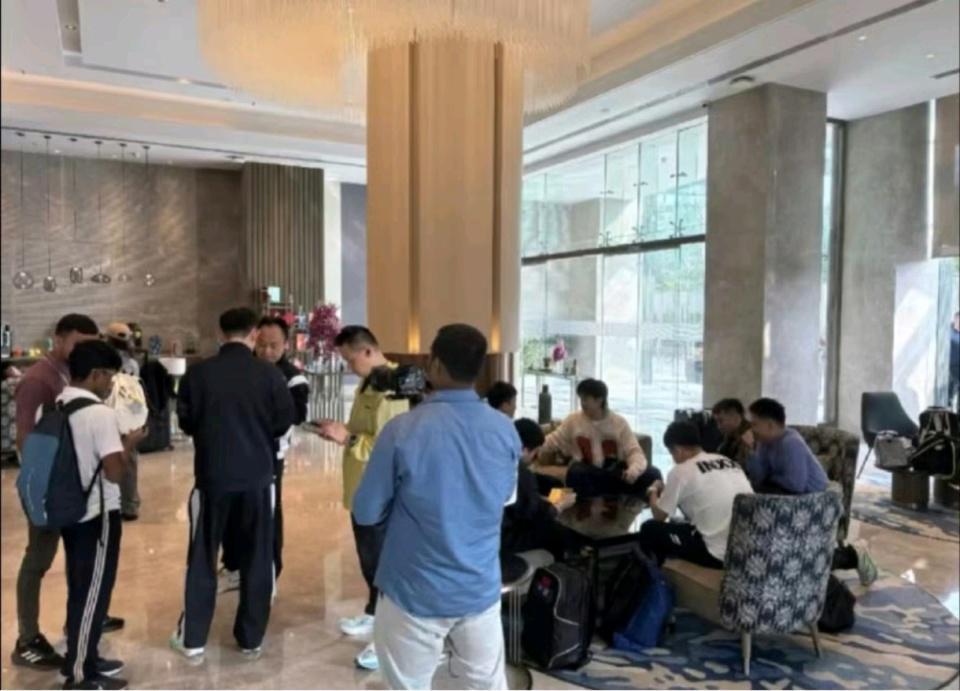 国乒抵达印度参赛，带200箱物资应对恶劣环境，记者吐槽卫生堪忧