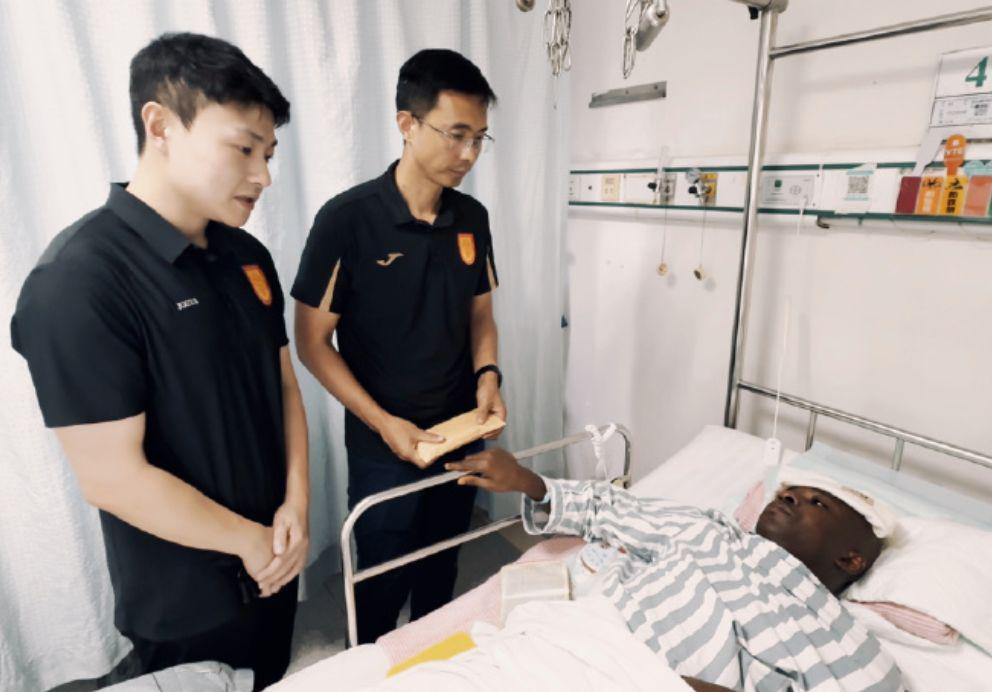 阿萨莫阿手术顺利，铜梁龙总经理探望并获谅解，足协评议出炉