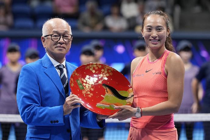 卫冕冠军郑钦文因肘伤无奈退出WTA500东京站赛事