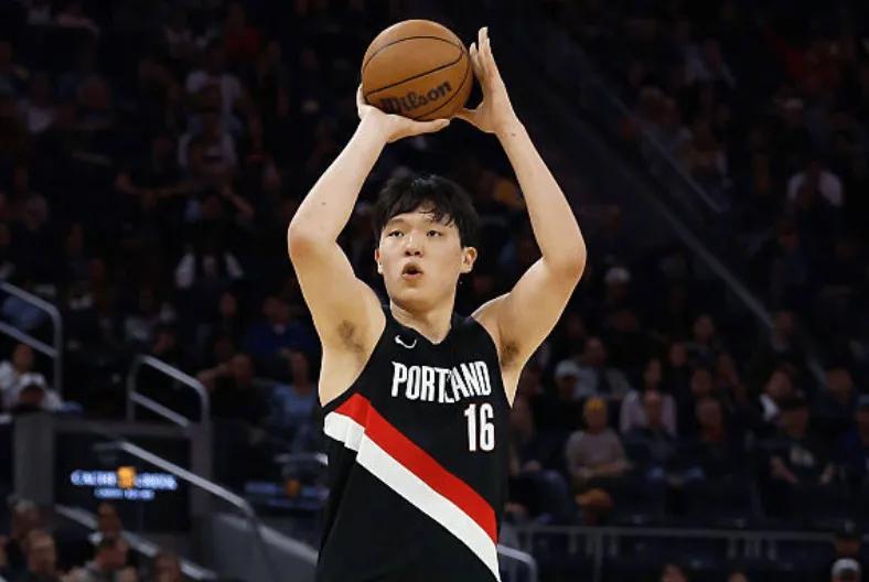 杨瀚森NBA首秀引热议：段冉曾令旭析短板，美网友呼吁提升战术地位