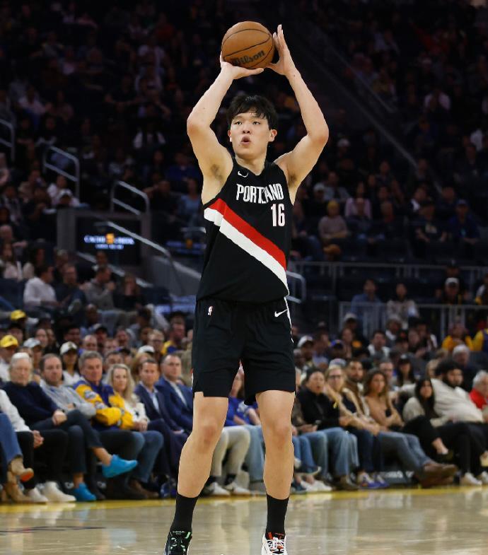 比卢普斯谈杨瀚森：勇士难打但表现不差，适应需时间