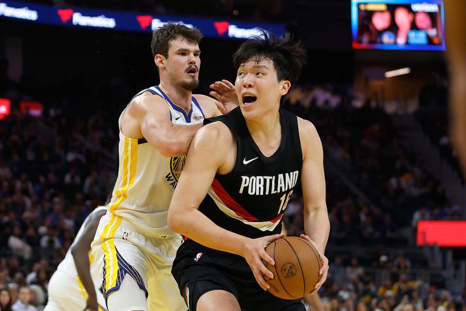 季前赛：杨瀚森首秀4分4板6犯离场，勇士21分大逆转开拓者