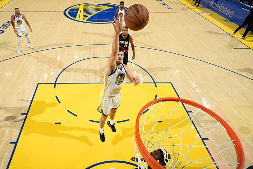 勇士内线新星波斯特季前赛爆发，完胜杨瀚森引热议