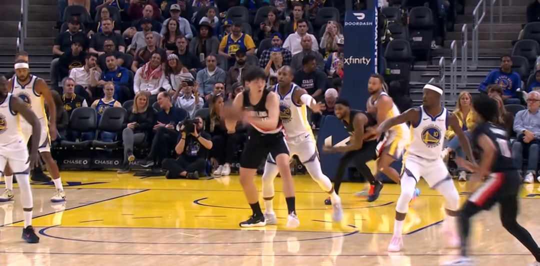 杨瀚森季前赛首秀：4分6犯4失误，表现如何评价？